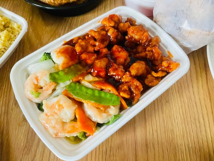 General Tso's chicken with glossy sauce alongside shrimp with snow peas — Foo Chow Restaurant signature combo platter